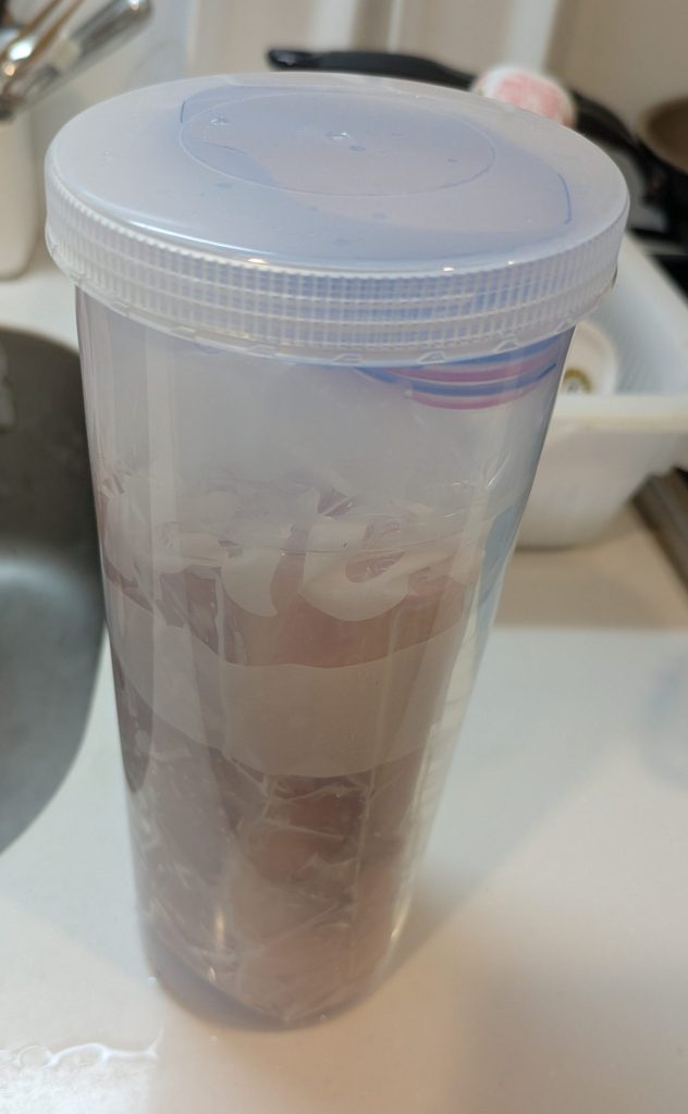 容器にセットされた肉